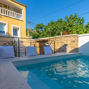 https://villa-mali-jardin.primorje-gorskikotar.com